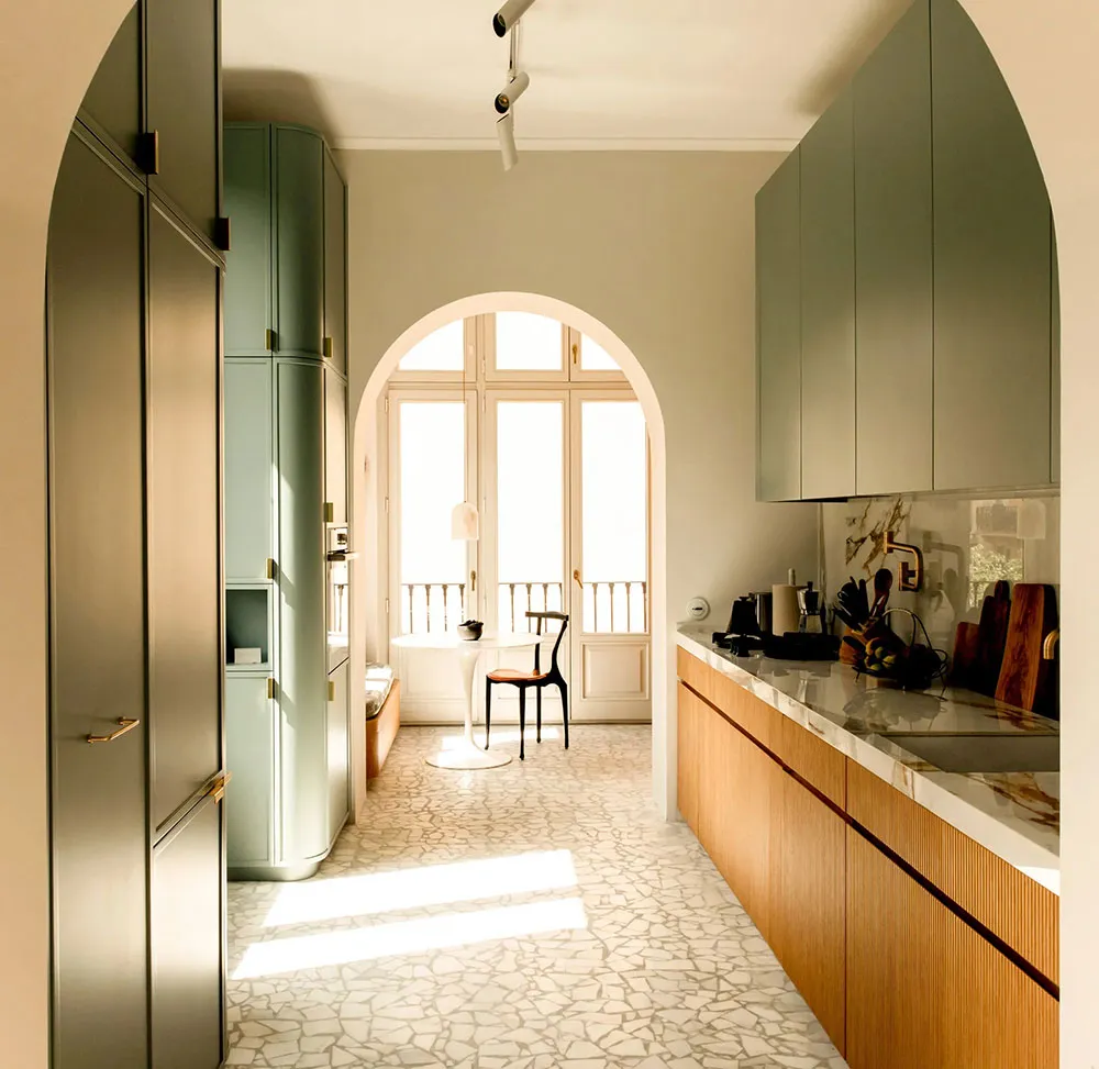 Arches and Organic Forms: Light and Cozy Interior in Madrid - Gallery image 5