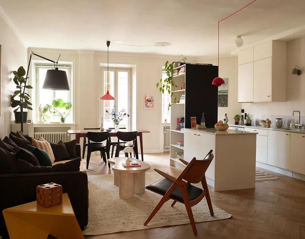 Темна меблі та червоні акценти в дизайні квартири в Стокгольмі (76 кв. м) - Gallery image 2