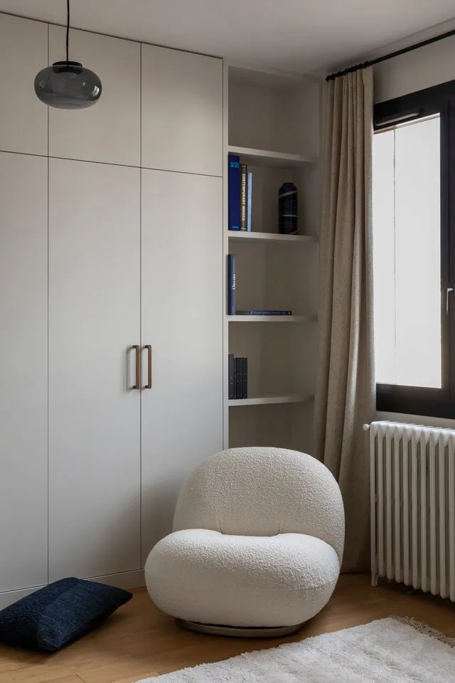 Intérieur moderne strict d'appartement à Paris - Gallery image 16