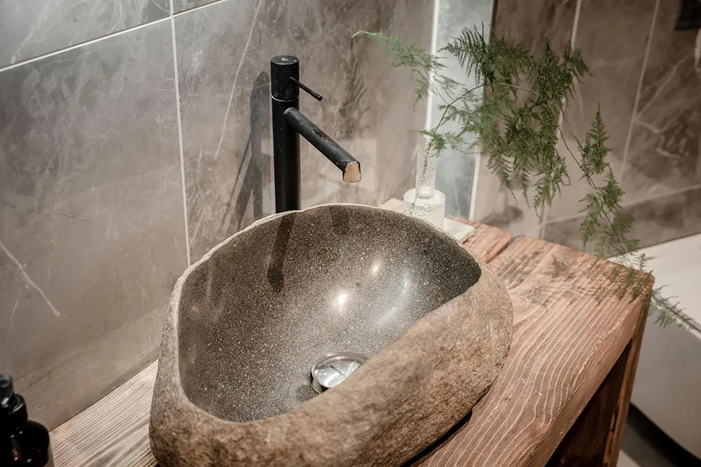 Paredes de ladrillo y cocina para fiestas: una vivienda inusual en Suecia - Gallery image 25