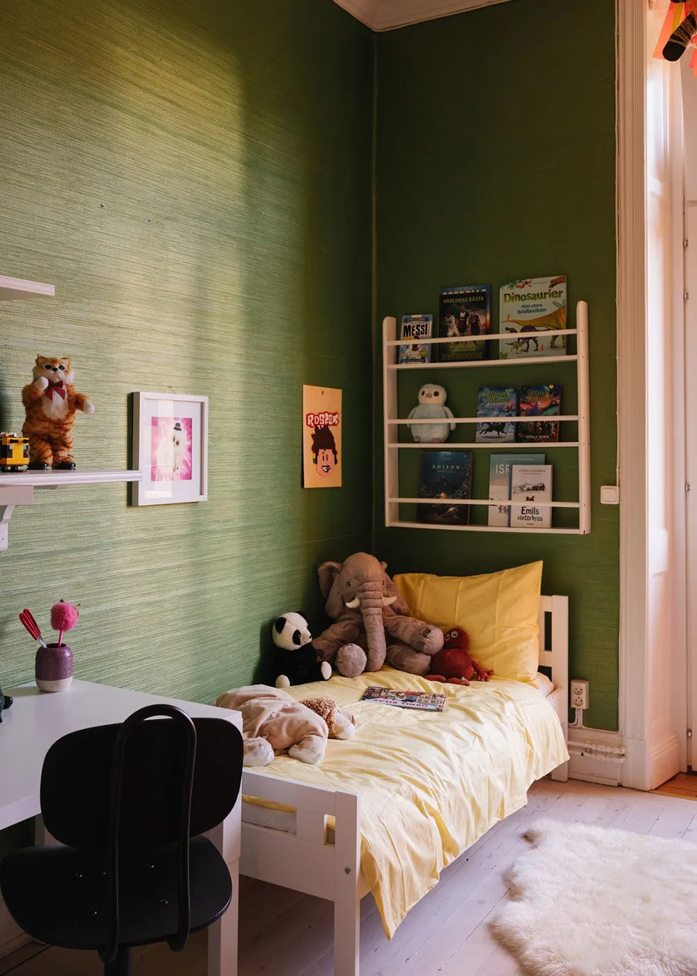 Ефектні стінні панелі та сучасне мистецтво в дизайні квартири в Стокгольмі - Gallery image 29