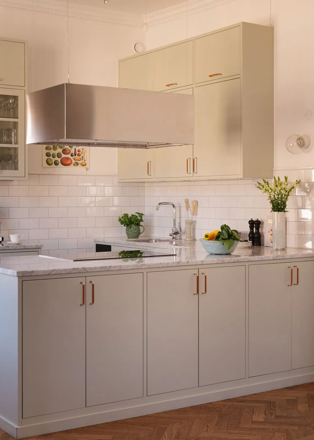 Ефектні стінні панелі та сучасне мистецтво в дизайні квартири в Стокгольмі - Gallery image 11