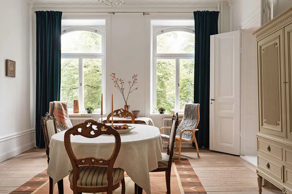 ऊंची छतें, मोल्डिंग्स एवं पुराने ढंग की फर्नीचर: स्टॉकहोम में एक शानदार अपार्टमेंट - Gallery image 5