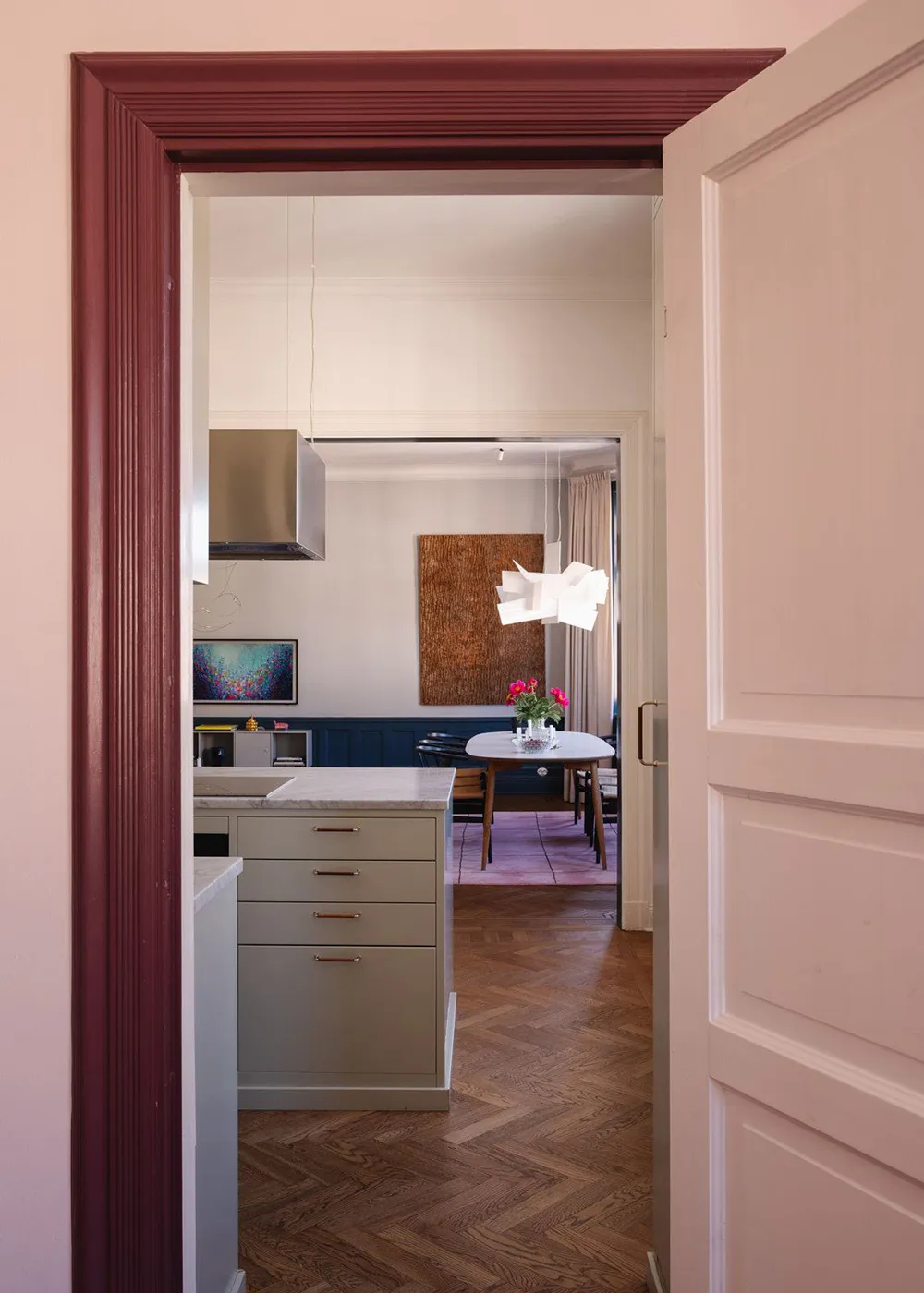 Ефектні стінні панелі та сучасне мистецтво в дизайні квартири в Стокгольмі - Gallery image 22