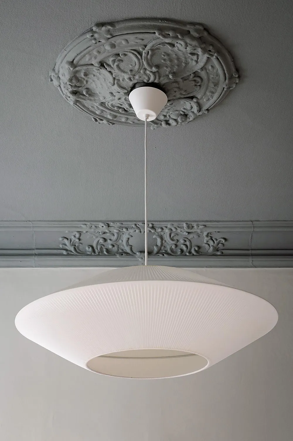 Blauer Decken in Wohnzimmer und stilvolle Details: Ruhiges Interieur in Goteborg (71 qm) - Gallery image 17