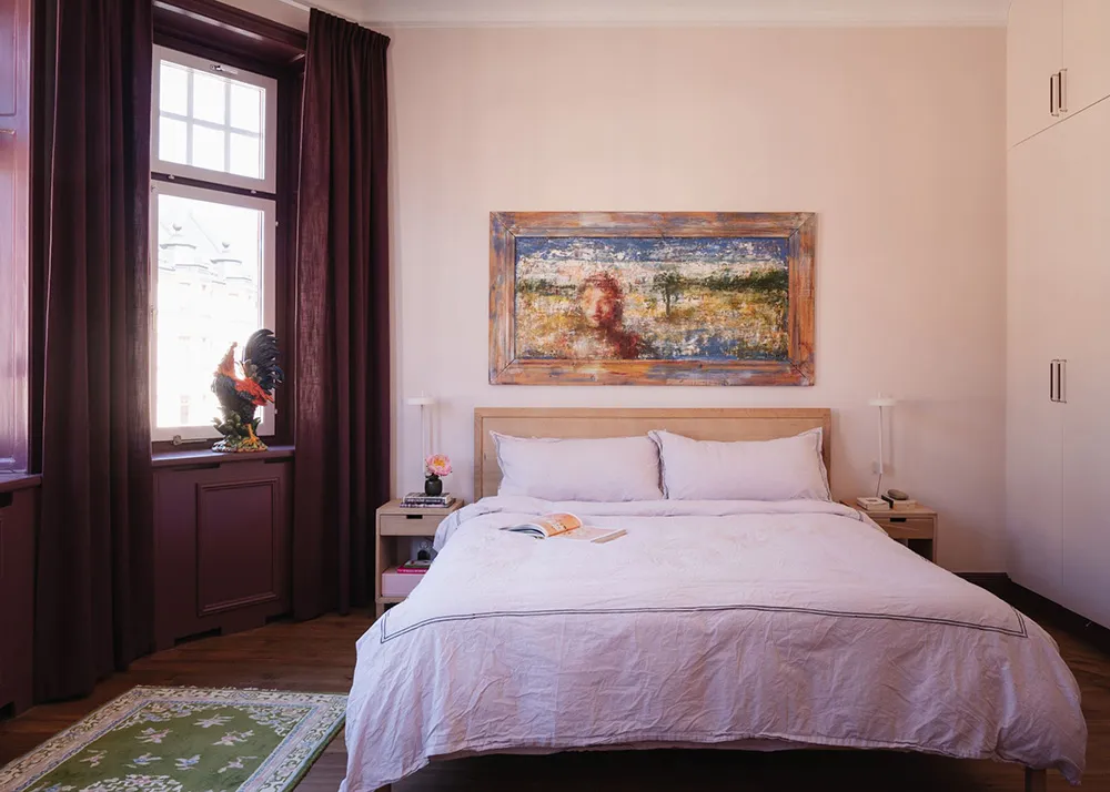 Ефектні стінні панелі та сучасне мистецтво в дизайні квартири в Стокгольмі - Gallery image 17