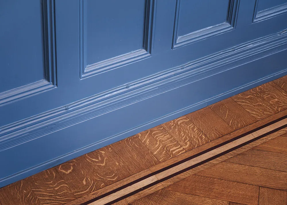 Ефектні стінні панелі та сучасне мистецтво в дизайні квартири в Стокгольмі - Gallery image 3