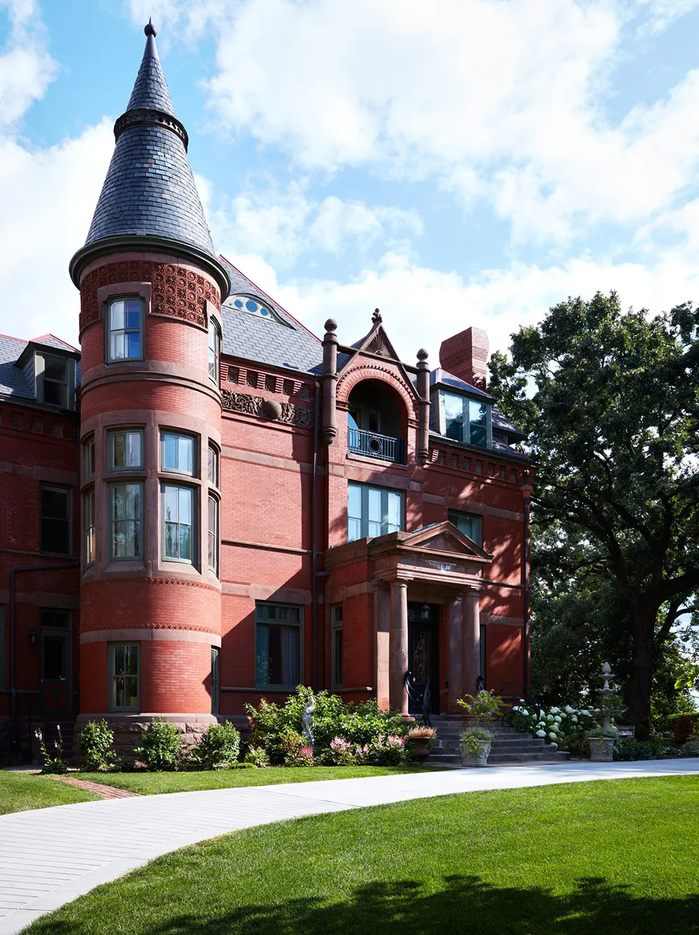 Sea of Timeless Elegance and Details: Historic Mansion in Minnesota - Gallery image 1