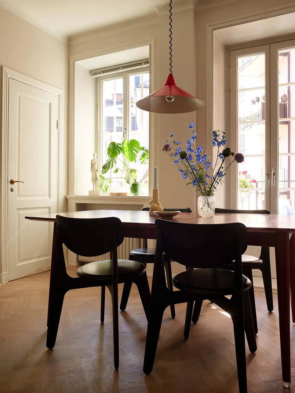 Темна меблі та червоні акценти в дизайні квартири в Стокгольмі (76 кв. м) - Gallery image 14