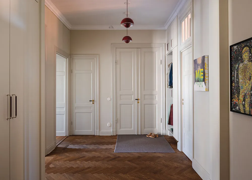 Ефектні стінні панелі та сучасне мистецтво в дизайні квартири в Стокгольмі - Gallery image 34