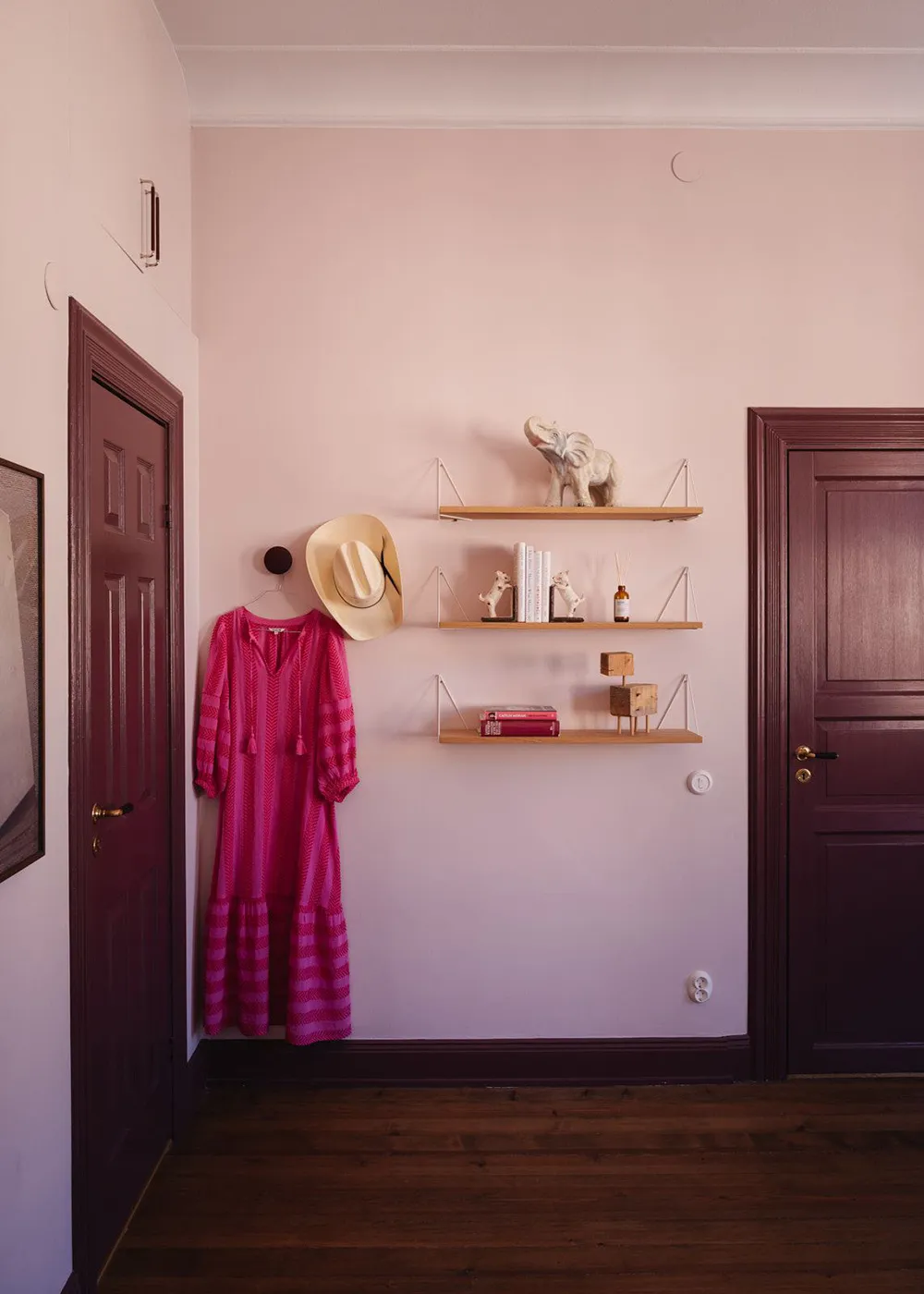 Ефектні стінні панелі та сучасне мистецтво в дизайні квартири в Стокгольмі - Gallery image 21