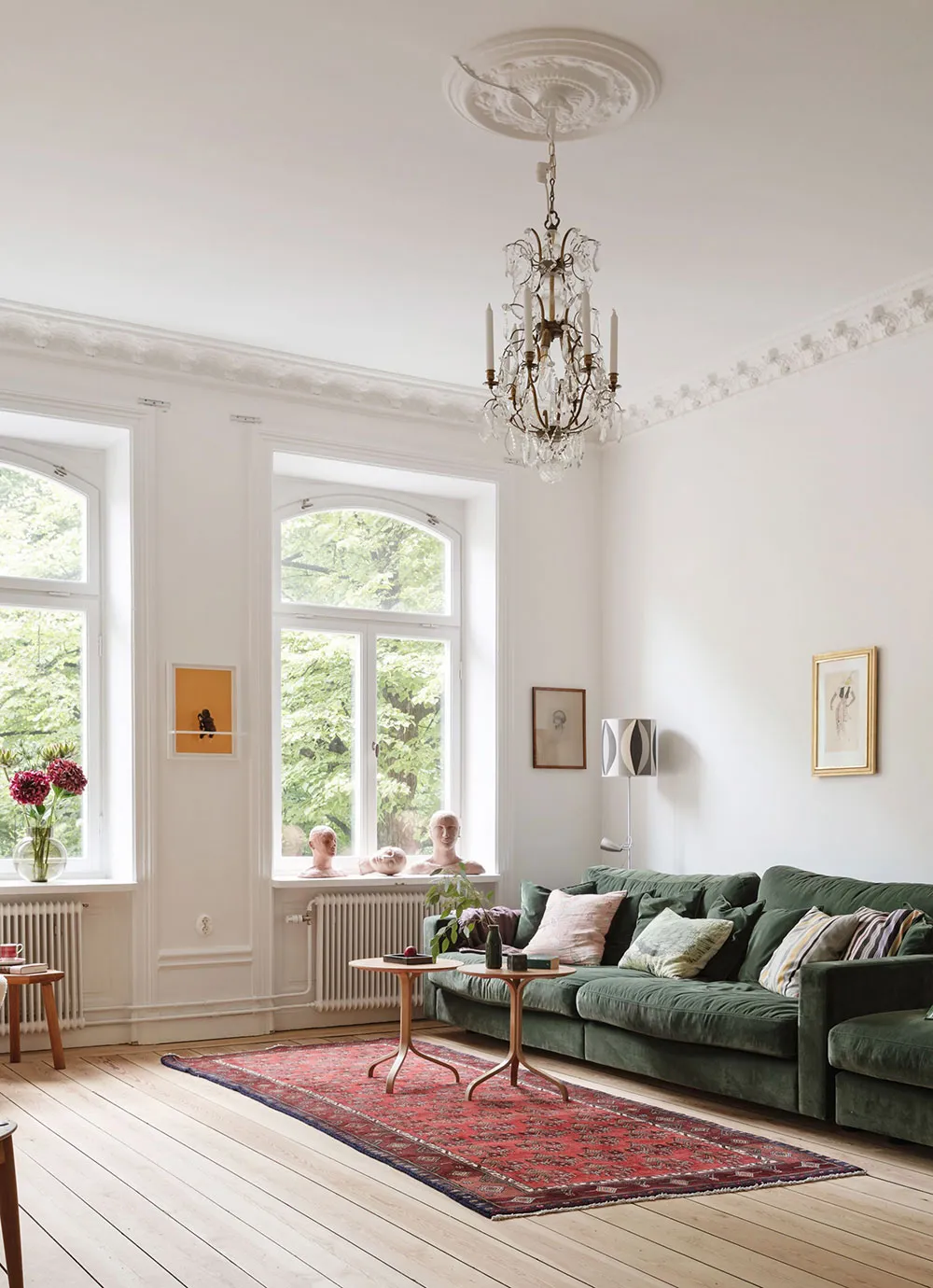 ऊंची छतें, मोल्डिंग्स एवं पुराने ढंग की फर्नीचर: स्टॉकहोम में एक शानदार अपार्टमेंट - Gallery image 2