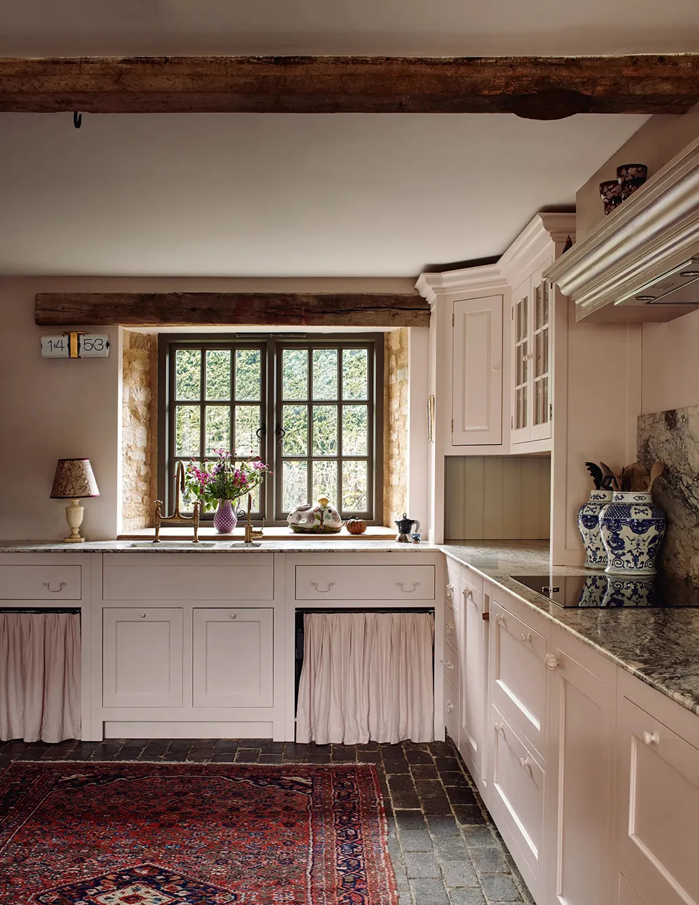 Plafonds d'une hauteur irréelle et design chaleureux : grange en Angleterre - Gallery image 5