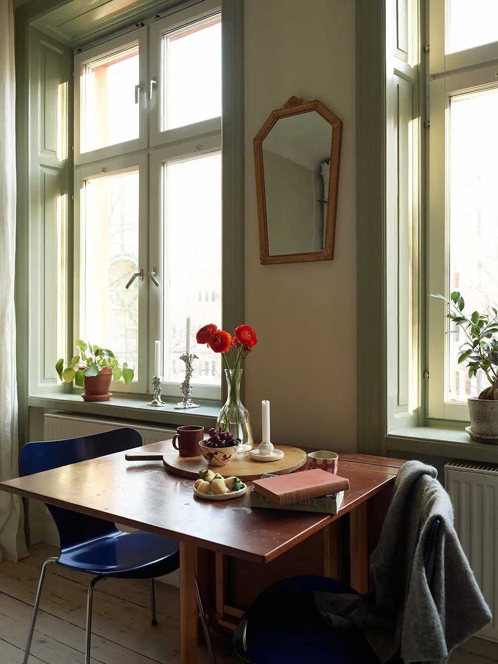 Petite appartement suédois avec des accents olivâtres (41 m²) - Gallery image 4