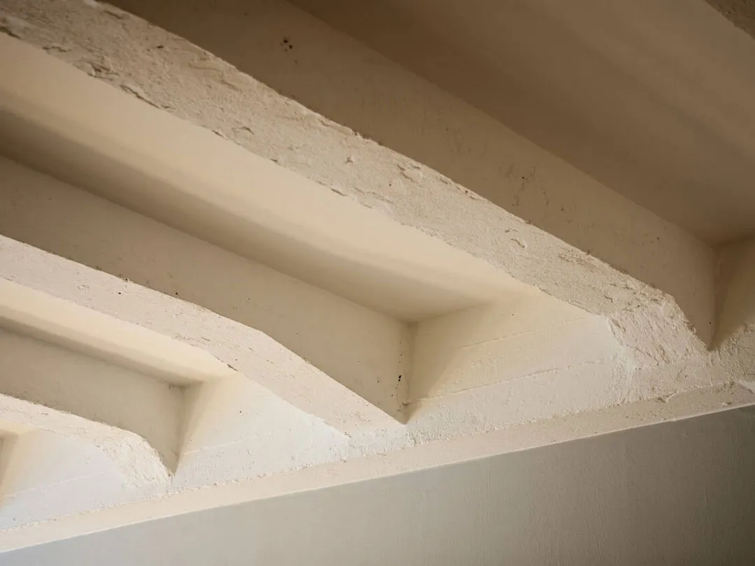 Intérieur scandinave cosy dans une lumière de soirée agréable - Gallery image 10