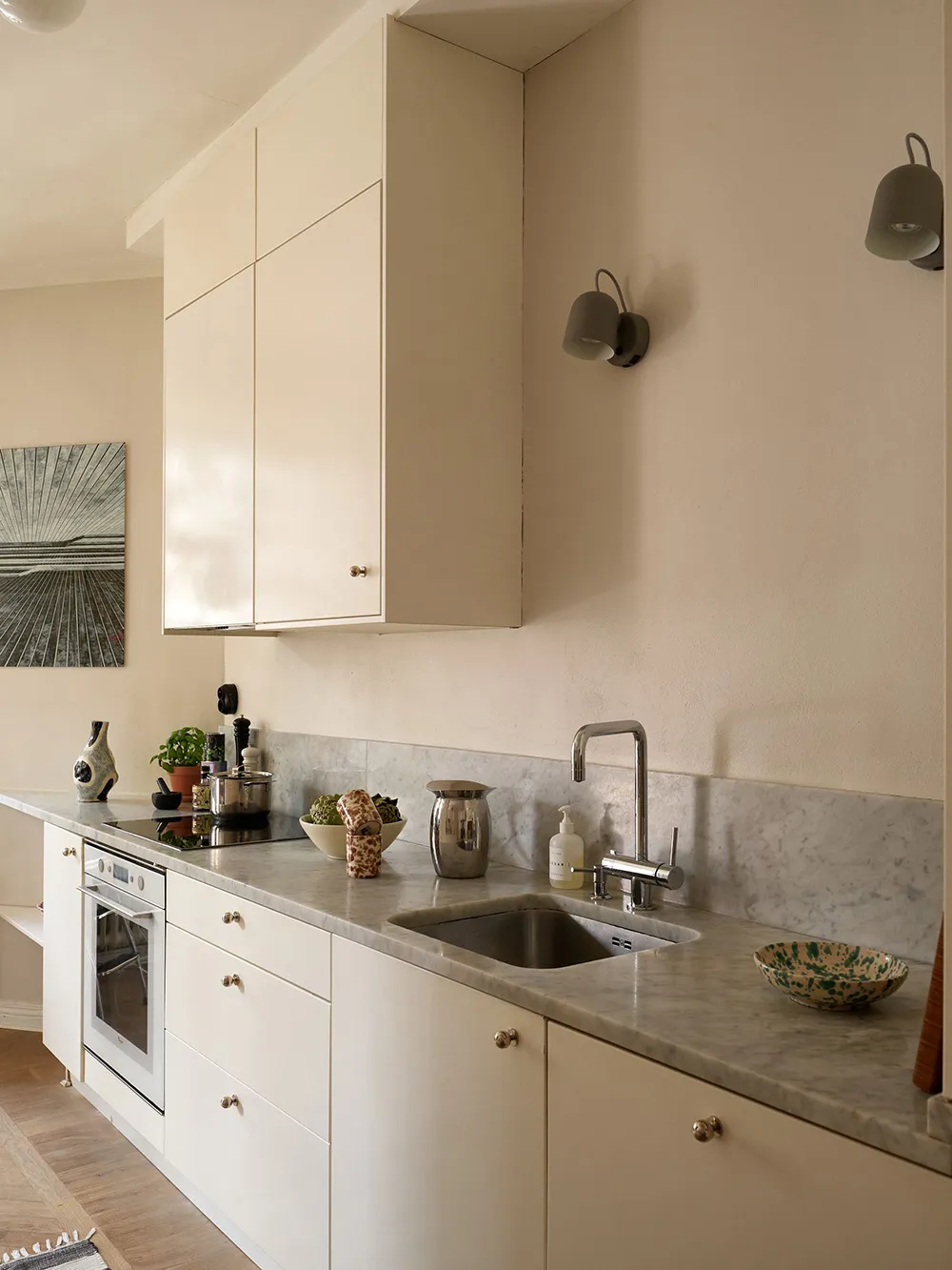 Темна меблі та червоні акценти в дизайні квартири в Стокгольмі (76 кв. м) - Gallery image 12