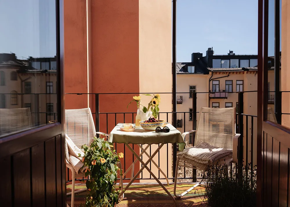 Ефектні стінні панелі та сучасне мистецтво в дизайні квартири в Стокгольмі - Gallery image 27