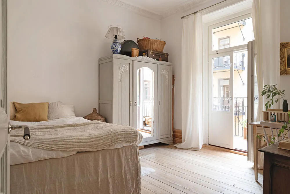 ऊंची छतें, मोल्डिंग्स एवं पुराने ढंग की फर्नीचर: स्टॉकहोम में एक शानदार अपार्टमेंट - Gallery image 22