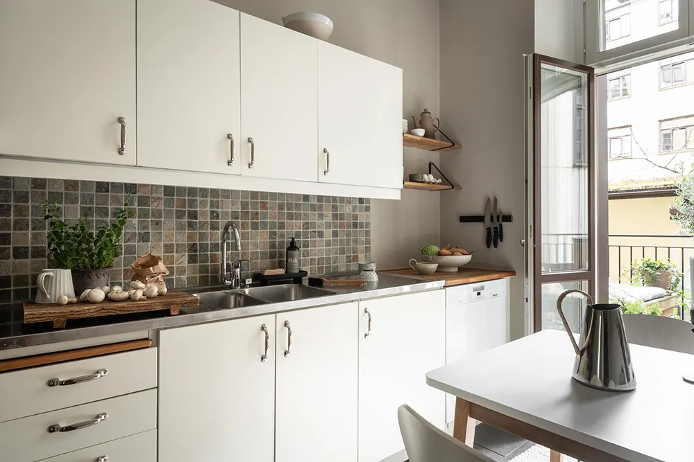 Маленькая бежевая квартира с антресолью в Швеции (33 кв. м) - Gallery image 14