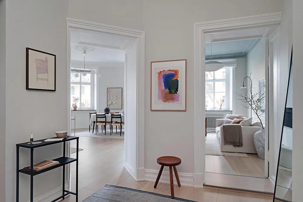 Blauer Decken in Wohnzimmer und stilvolle Details: Ruhiges Interieur in Goteborg (71 qm) - Gallery image 23