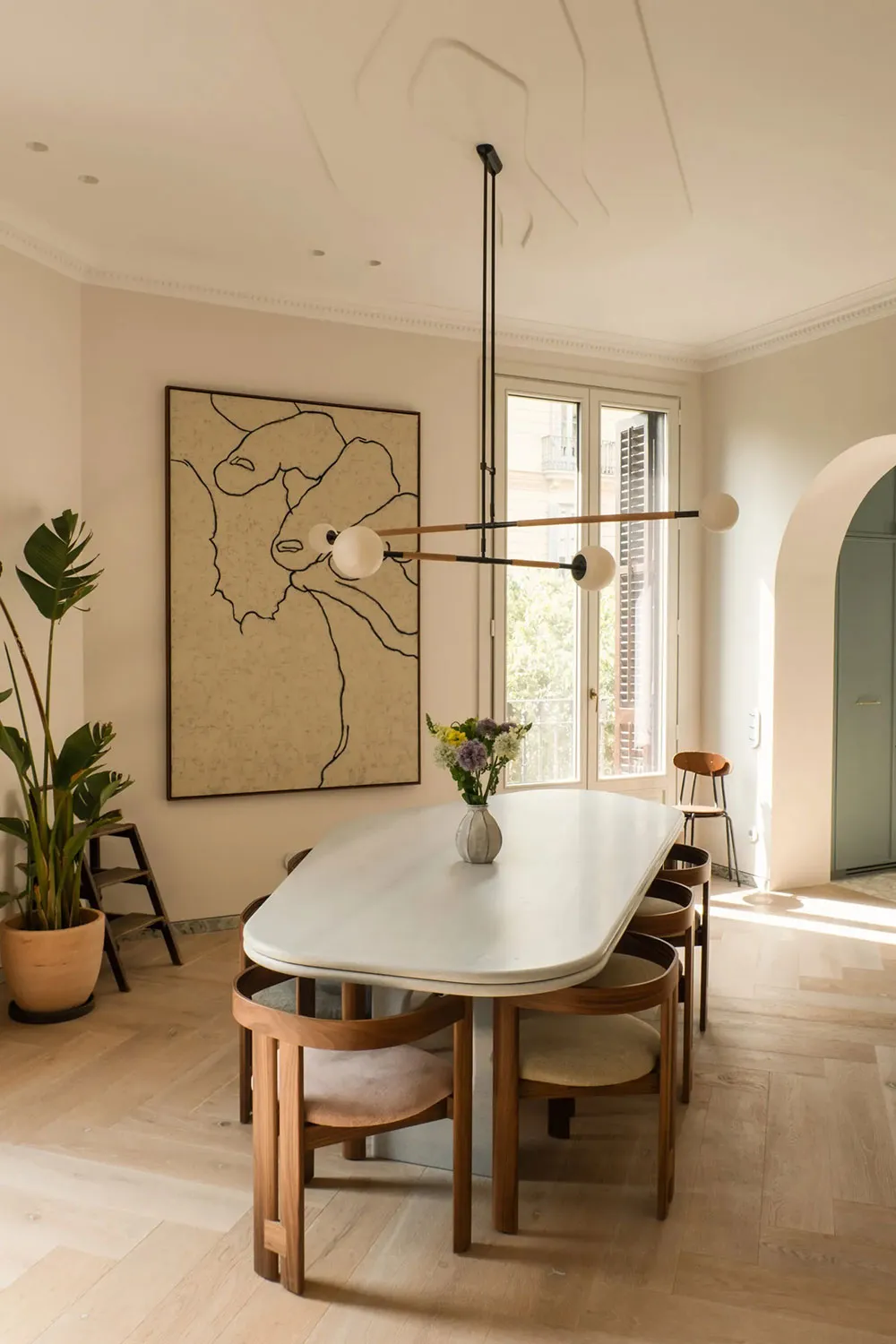 Arches and Organic Forms: Light and Cozy Interior in Madrid - Gallery image 2