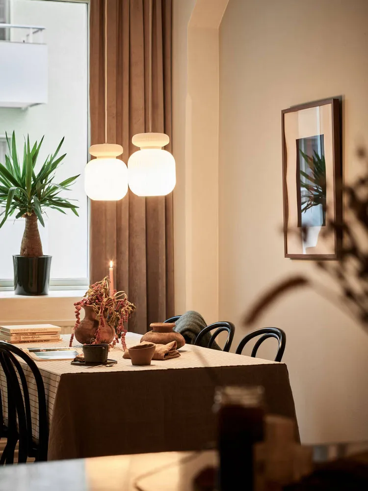 Intérieur scandinave cosy dans une lumière de soirée agréable - Gallery image 13