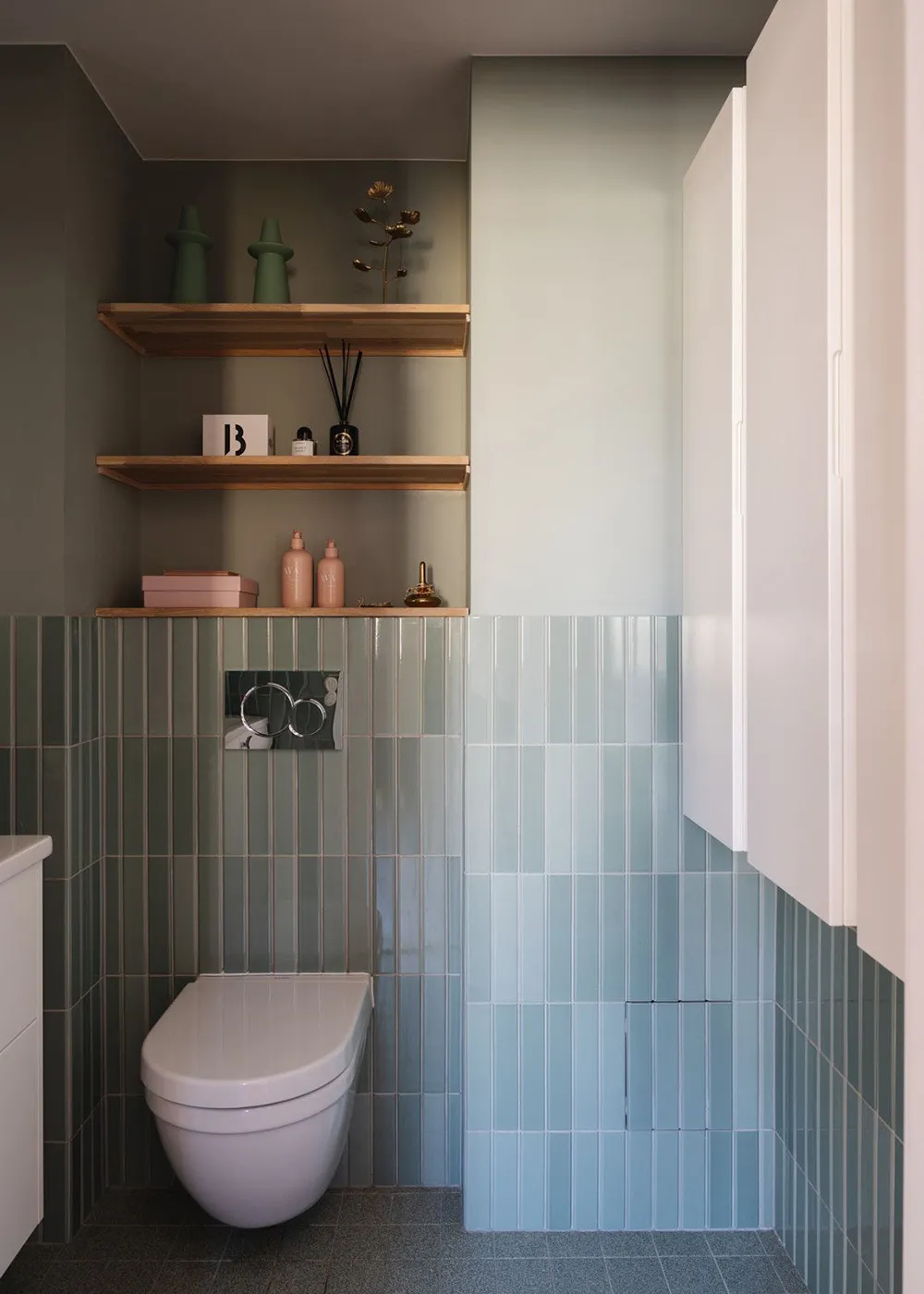 Ефектні стінні панелі та сучасне мистецтво в дизайні квартири в Стокгольмі - Gallery image 20