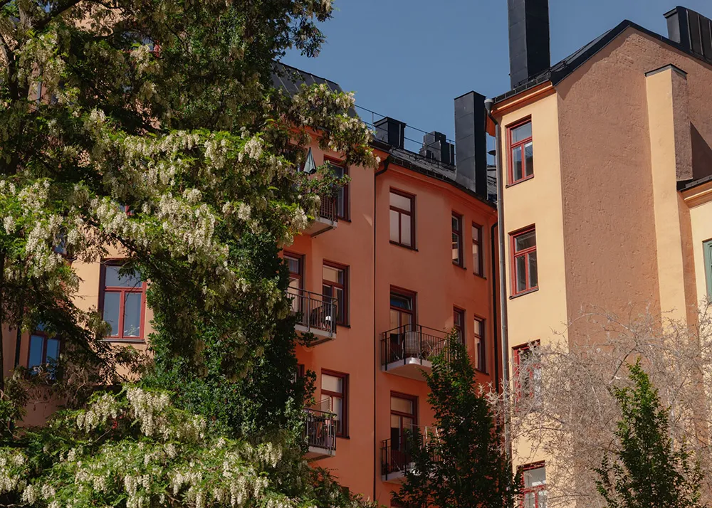 Ефектні стінні панелі та сучасне мистецтво в дизайні квартири в Стокгольмі - Gallery image 36