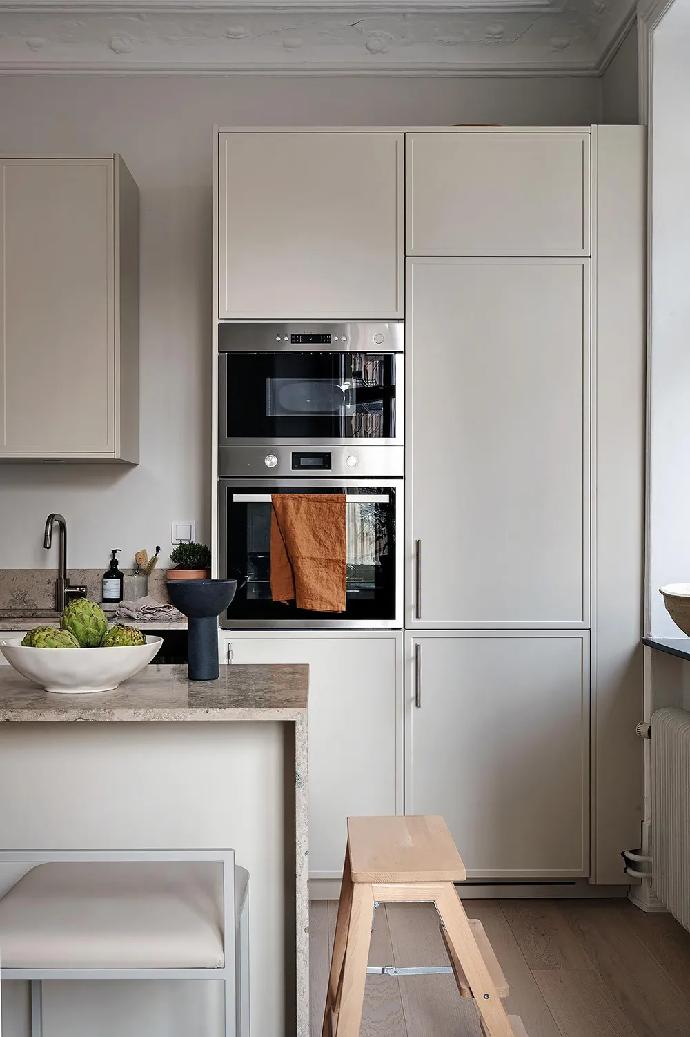 Blauer Decken in Wohnzimmer und stilvolle Details: Ruhiges Interieur in Goteborg (71 qm) - Gallery image 11