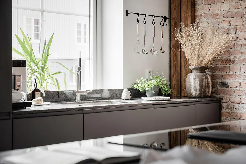 Paredes de ladrillo y cocina para fiestas: una vivienda inusual en Suecia - Gallery image 7