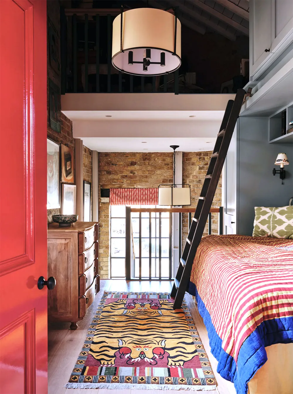 Murs en briques et cuisine country : un loft coloré à Londres - Gallery image 10