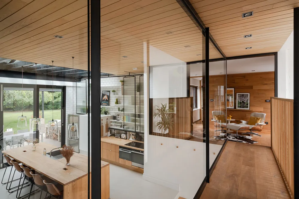 Elemente des Industriestils im Design eines hellen modernen Hauses in England - Gallery image 18