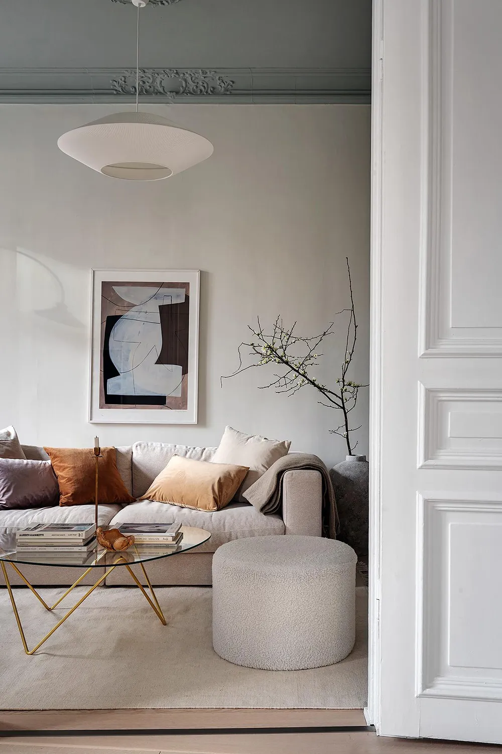 Blauer Decken in Wohnzimmer und stilvolle Details: Ruhiges Interieur in Goteborg (71 qm) - Gallery image 1