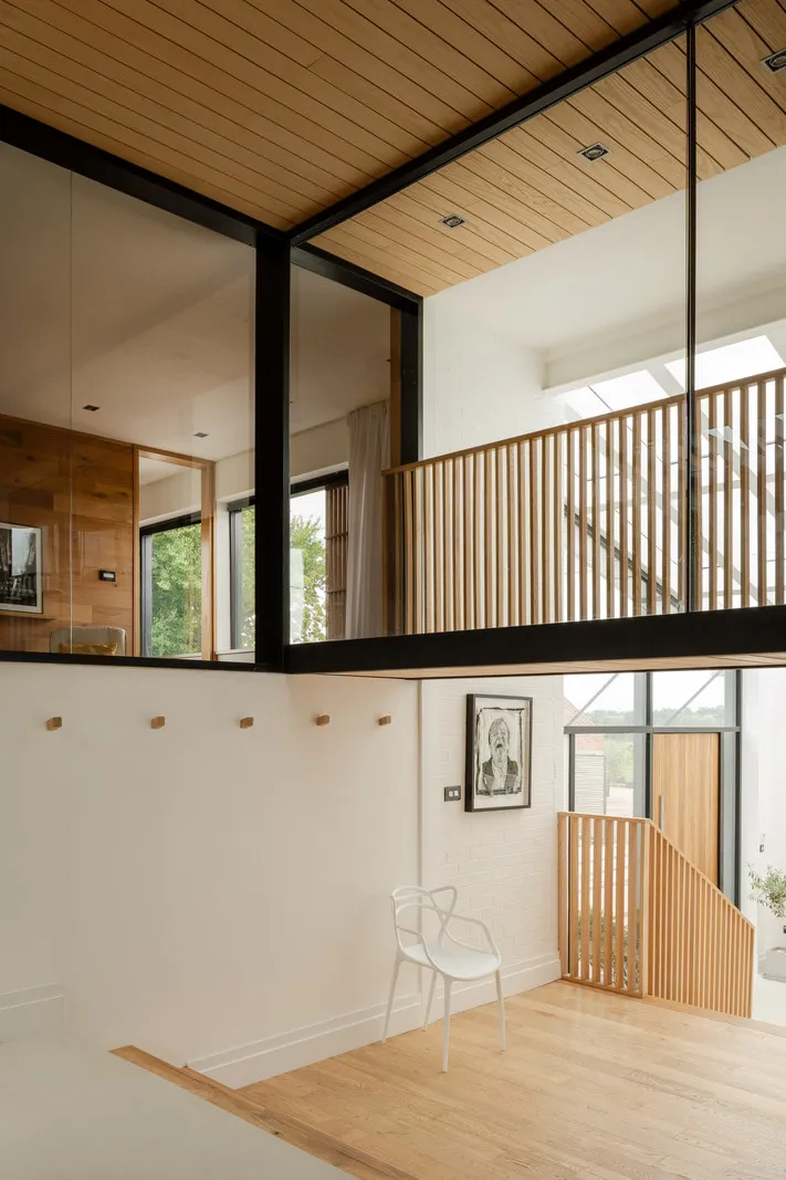 Elemente des Industriestils im Design eines hellen modernen Hauses in England - Gallery image 23