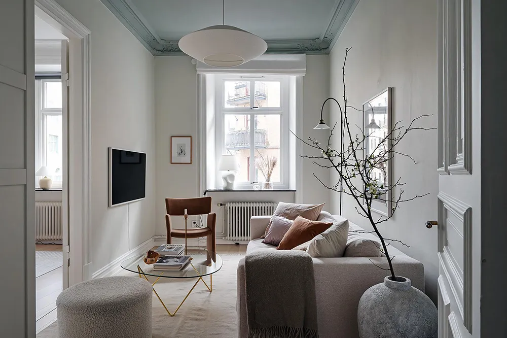 Blauer Decken in Wohnzimmer und stilvolle Details: Ruhiges Interieur in Goteborg (71 qm) - Gallery image 18