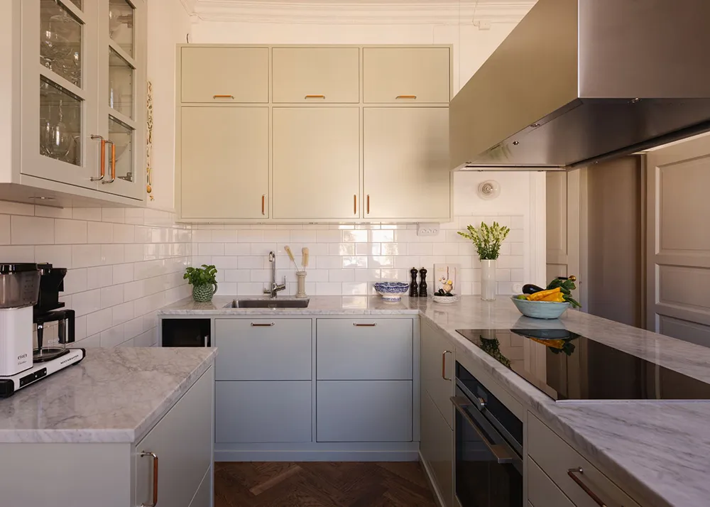 Ефектні стінні панелі та сучасне мистецтво в дизайні квартири в Стокгольмі - Gallery image 12