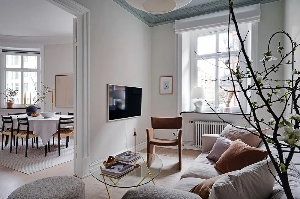 Blauer Decken in Wohnzimmer und stilvolle Details: Ruhiges Interieur in Goteborg (71 qm) - Gallery image 6