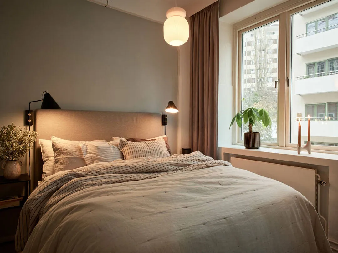 Intérieur scandinave cosy dans une lumière de soirée agréable - Gallery image 15