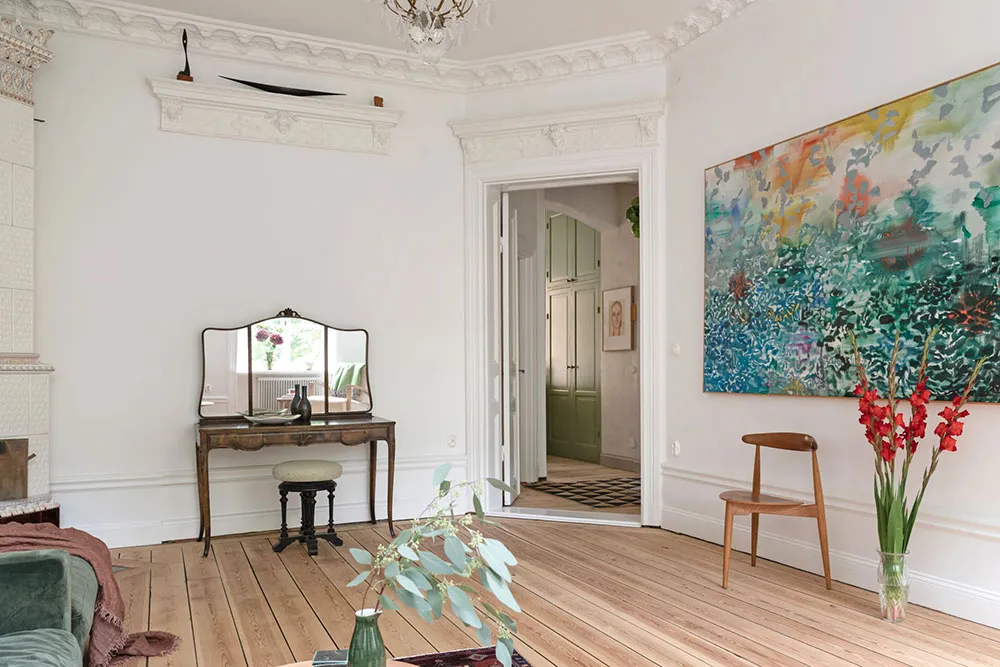 ऊंची छतें, मोल्डिंग्स एवं पुराने ढंग की फर्नीचर: स्टॉकहोम में एक शानदार अपार्टमेंट - Gallery image 14