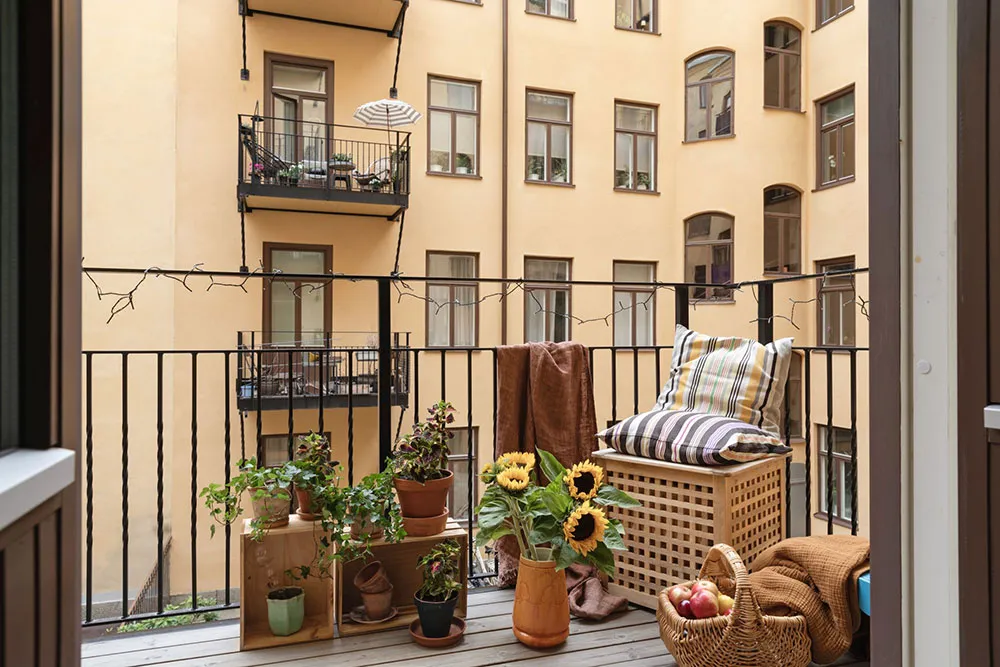 ऊंची छतें, मोल्डिंग्स एवं पुराने ढंग की फर्नीचर: स्टॉकहोम में एक शानदार अपार्टमेंट - Gallery image 23