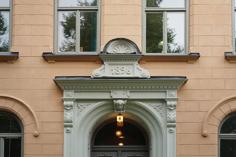 ऊंची छतें, मोल्डिंग्स एवं पुराने ढंग की फर्नीचर: स्टॉकहोम में एक शानदार अपार्टमेंट - Gallery image 29