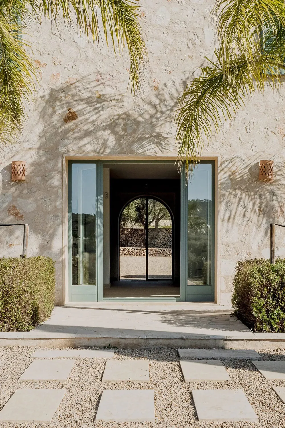 Hermosa villa de piedra en Mallorca con barandales y piscina - Gallery image 1