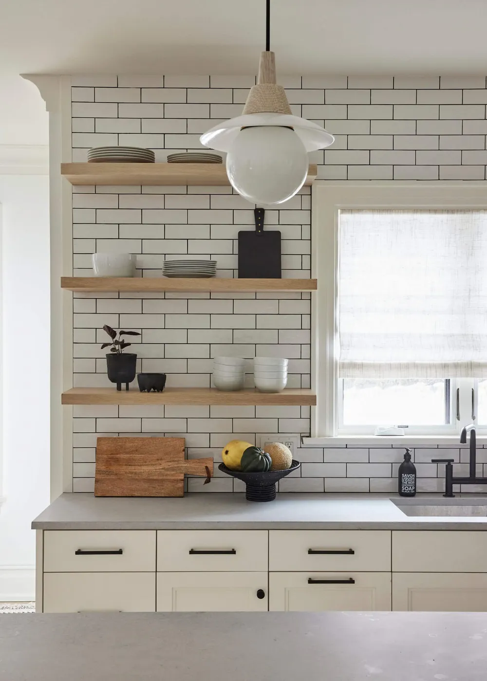 Mélange élégant de noir et blanc : un intérieur beau dans l'État du Connecticut - Gallery image 6