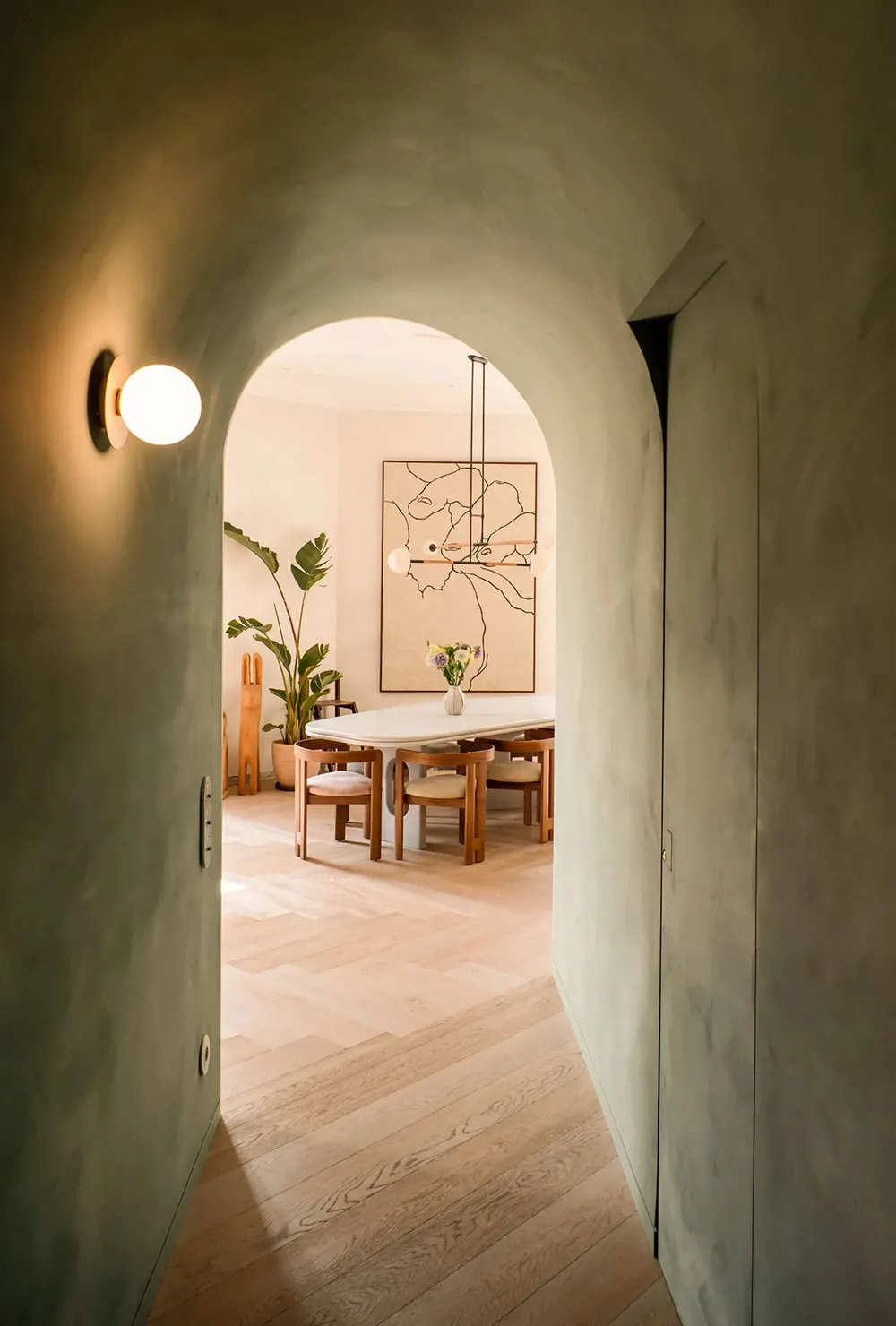 Arches and Organic Forms: Light and Cozy Interior in Madrid - Gallery image 1