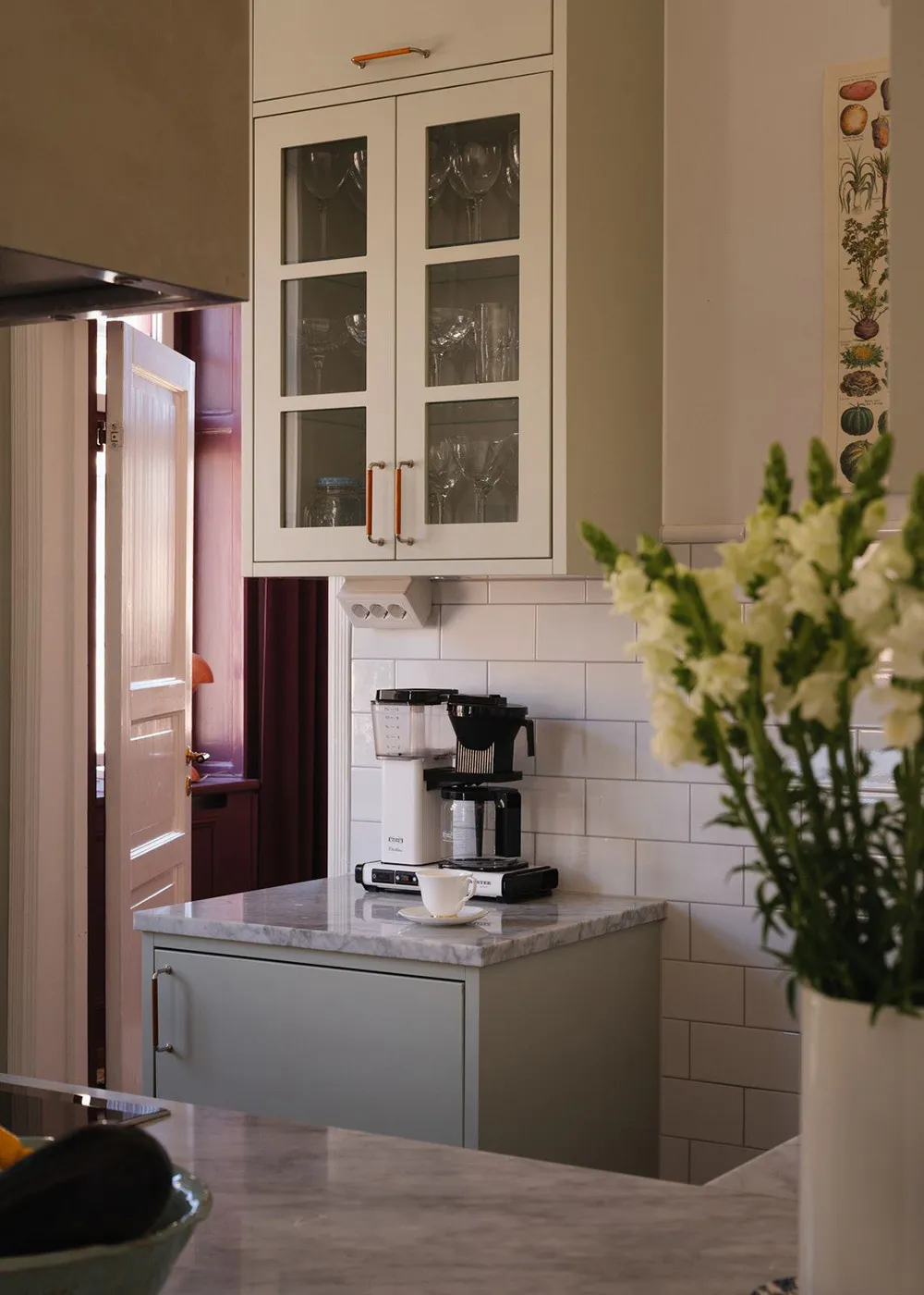 Ефектні стінні панелі та сучасне мистецтво в дизайні квартири в Стокгольмі - Gallery image 13