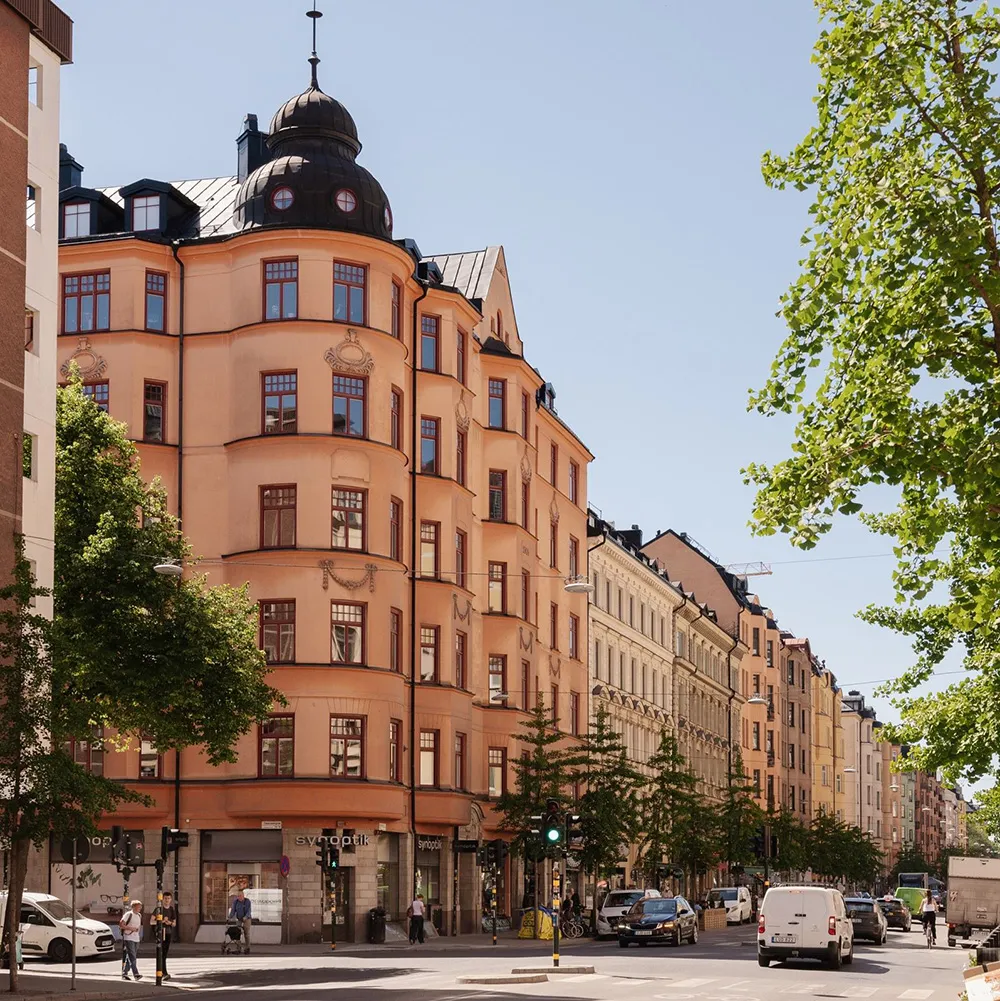 Ефектні стінні панелі та сучасне мистецтво в дизайні квартири в Стокгольмі - Gallery image 37