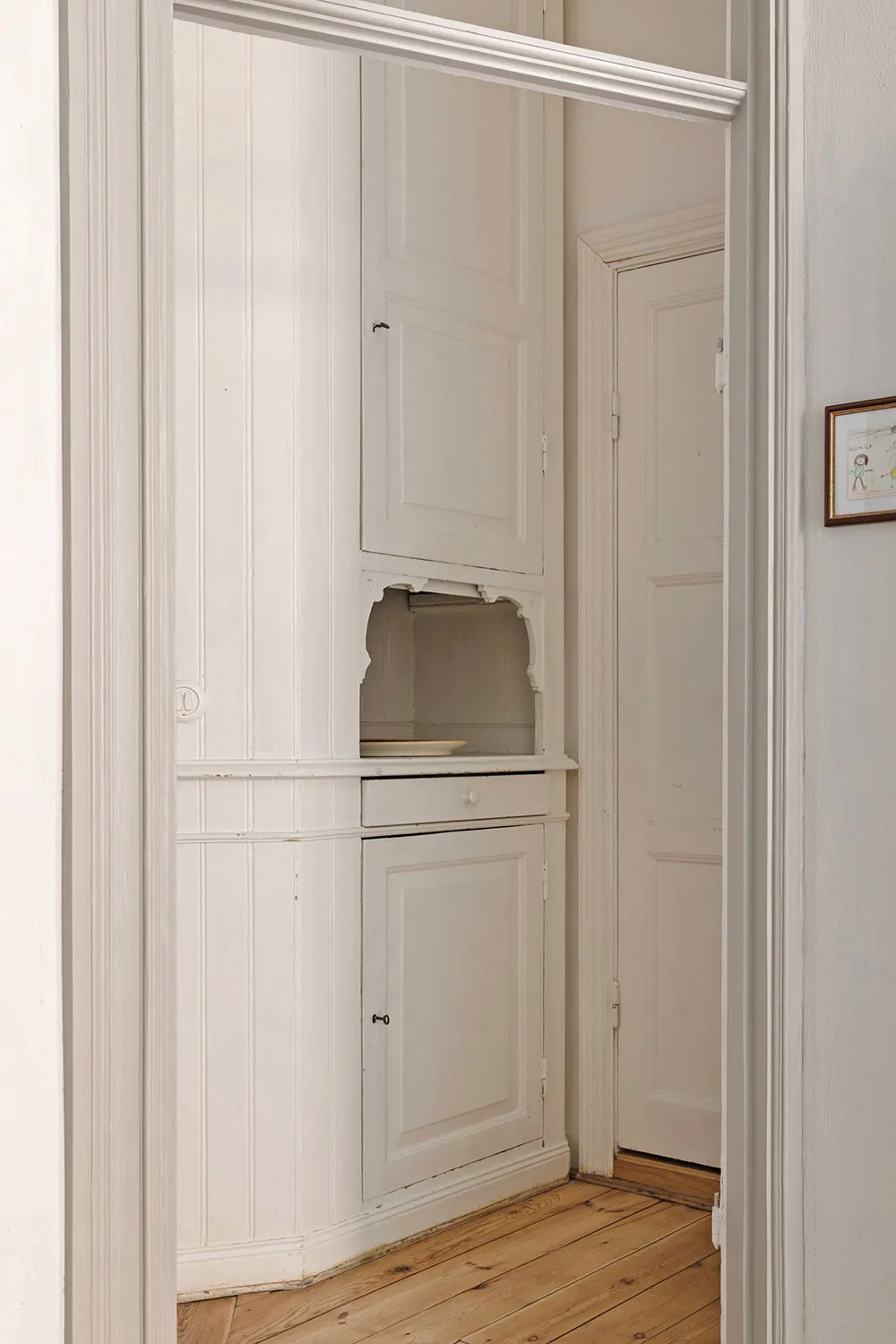 ऊंची छतें, मोल्डिंग्स एवं पुराने ढंग की फर्नीचर: स्टॉकहोम में एक शानदार अपार्टमेंट - Gallery image 28