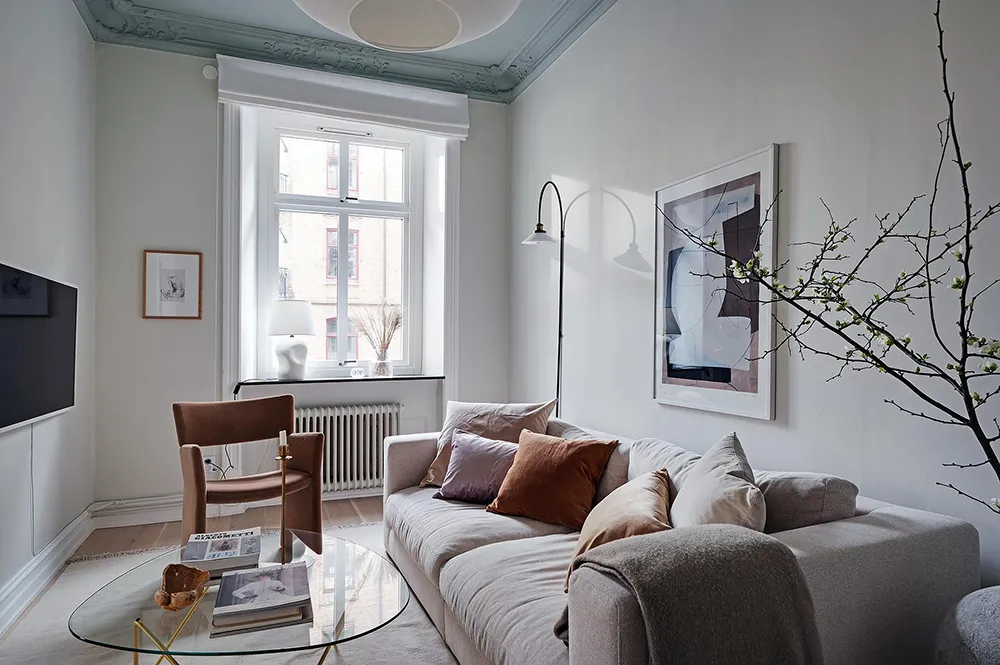 Blauer Decken in Wohnzimmer und stilvolle Details: Ruhiges Interieur in Goteborg (71 qm) - Gallery image 15