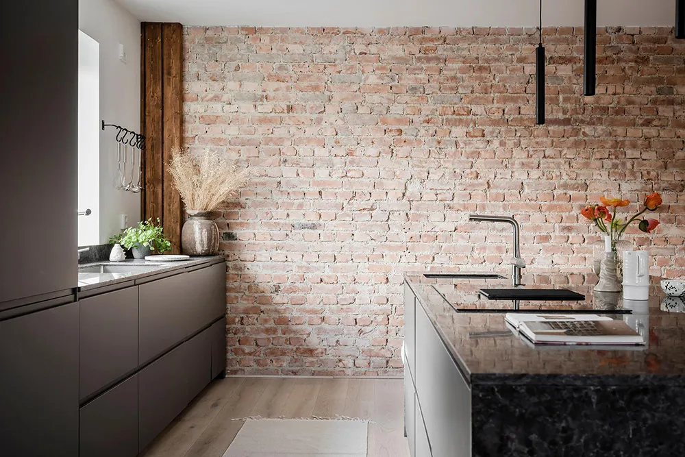 Paredes de ladrillo y cocina para fiestas: una vivienda inusual en Suecia - Gallery image 8