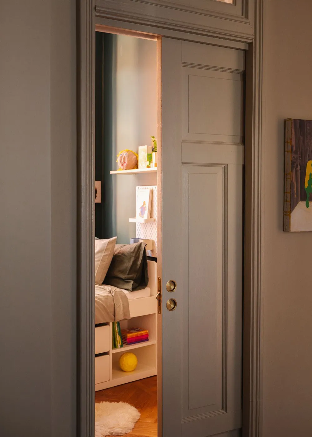 Ефектні стінні панелі та сучасне мистецтво в дизайні квартири в Стокгольмі - Gallery image 31